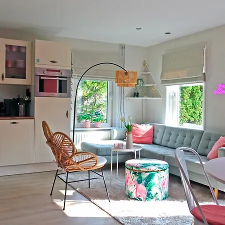 Delightful Tropical Retreat Close To The Sea