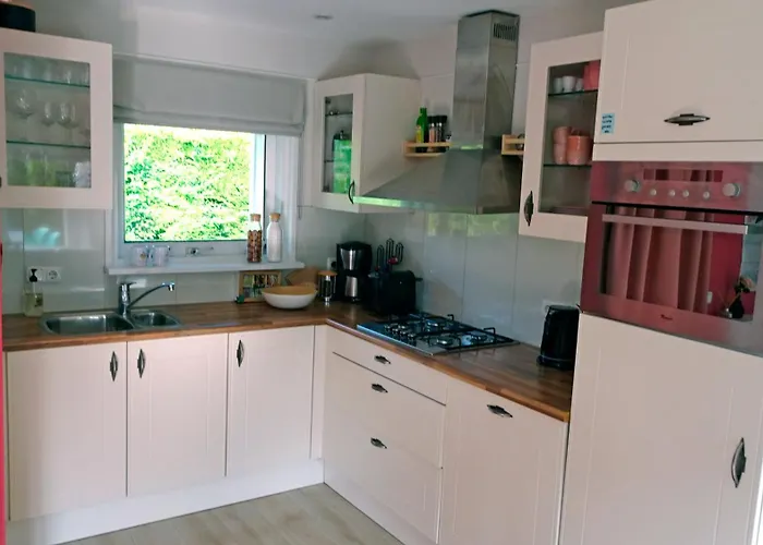 Delightful Tropical Retreat Close To The Sea *