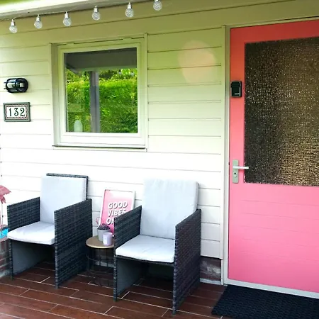 Delightful Tropical Retreat Close To The Sea 펜션 와멘후젠